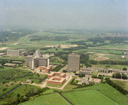 118181 Luchtfoto van het universiteitscentrum De Uithof te Utrecht, uit het zuiden; in het midden het Transitorium 2 ...